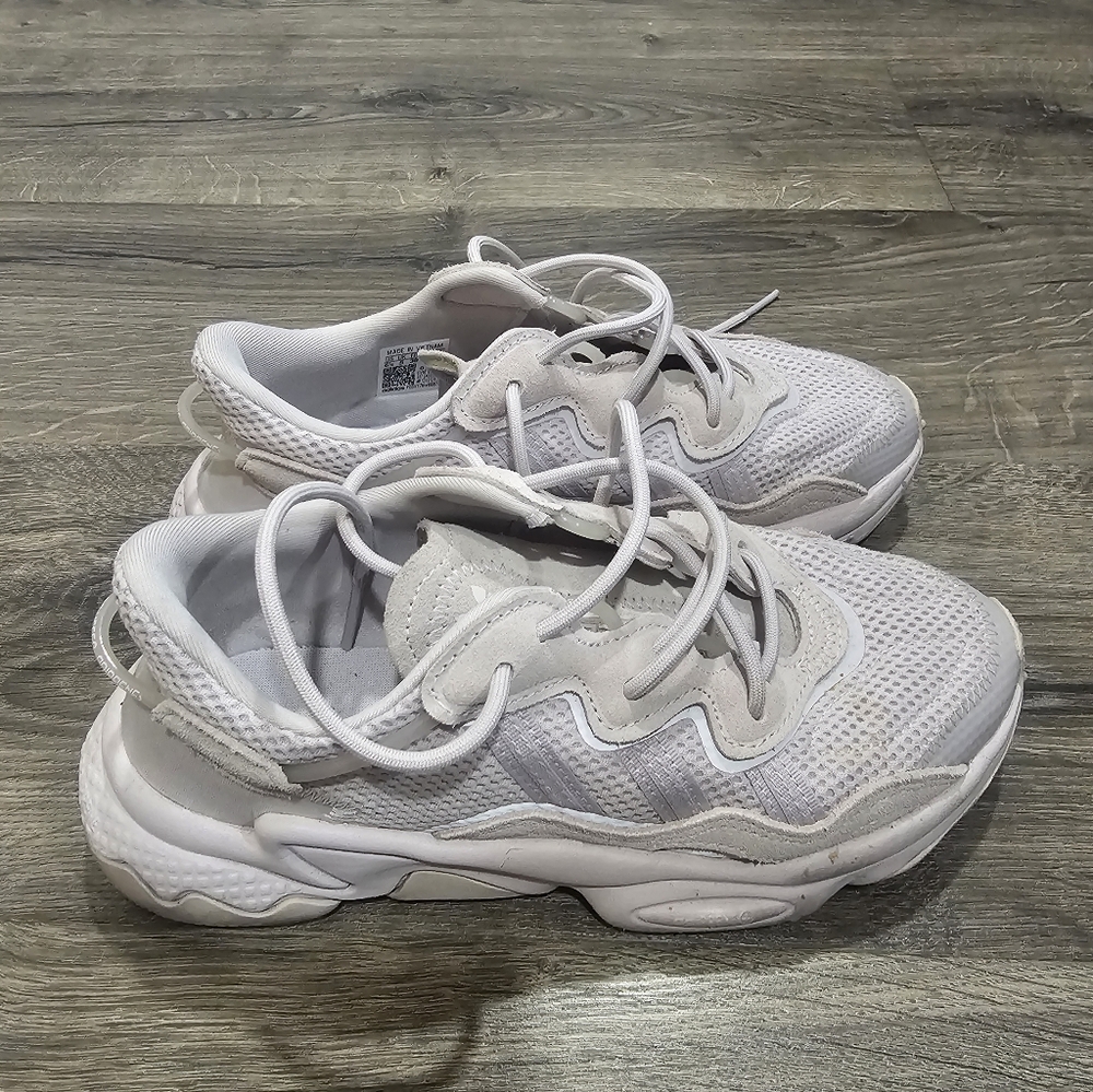 Stylish White Athletic Shoes for Women